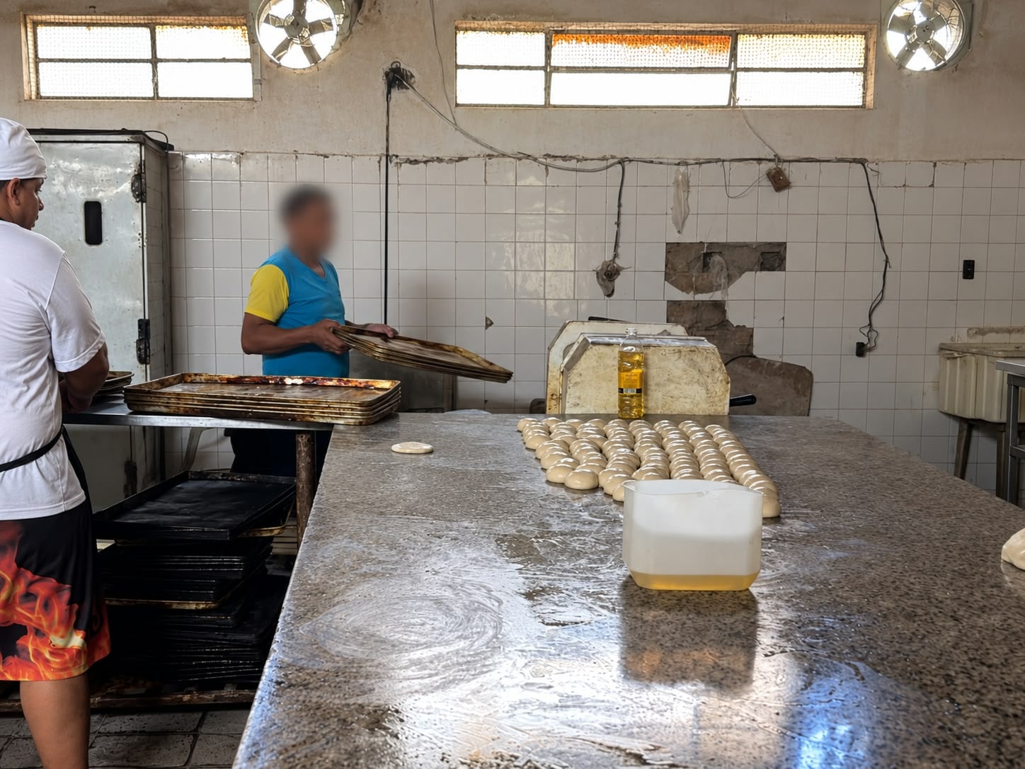 FISCALIZAÇÃO - Padaria interditada desde 2025 é fechada por funcionar irregularmente em Cuiabá
