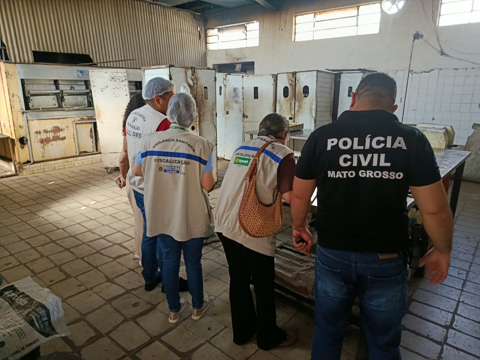 FISCALIZAÇÃO - Padaria interditada desde 2025 é fechada por funcionar irregularmente em Cuiabá
