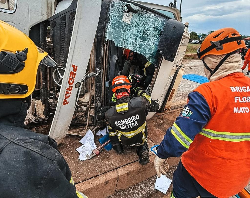 Bombeiros retiram vítima das ferragens após acidente com morte na BR-163