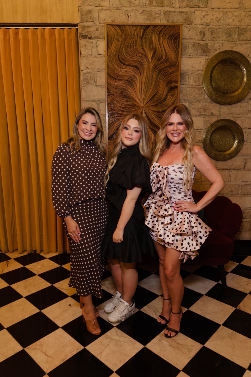 A grandiosa festa de 15 anos de Julia Bittencourt estampa capa da Magazine Ilustre
