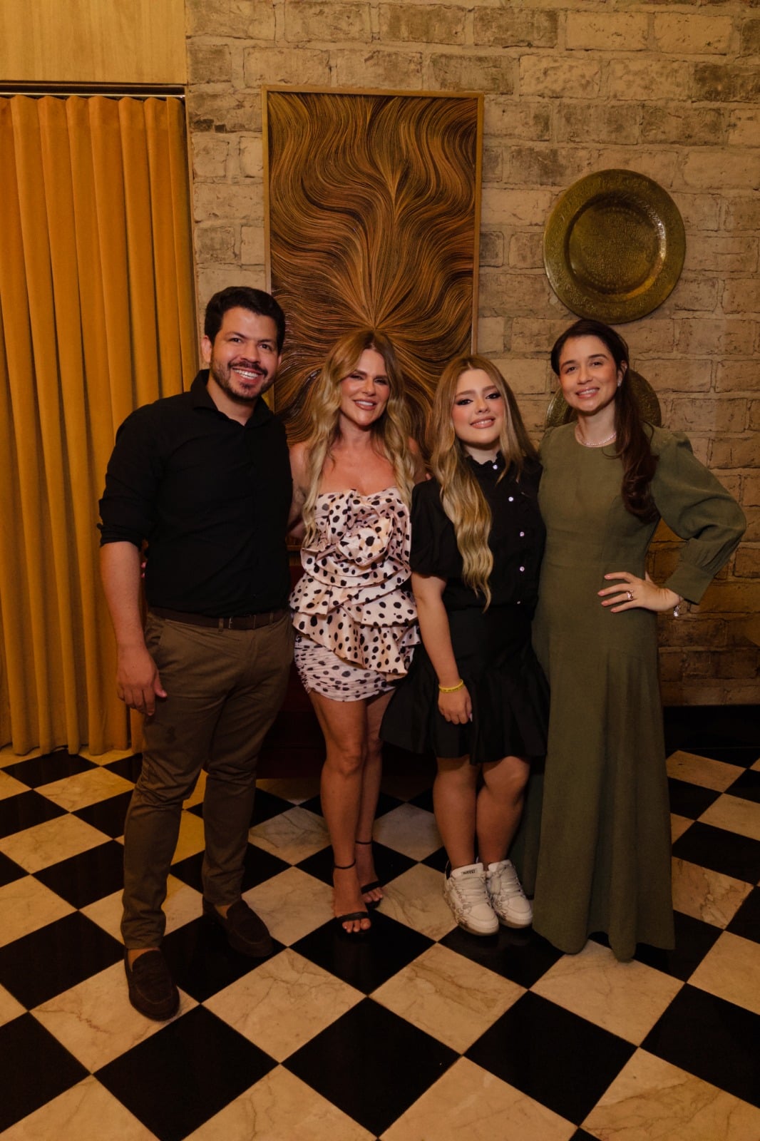 A grandiosa festa de 15 anos de Julia Bittencourt estampa capa da Magazine Ilustre