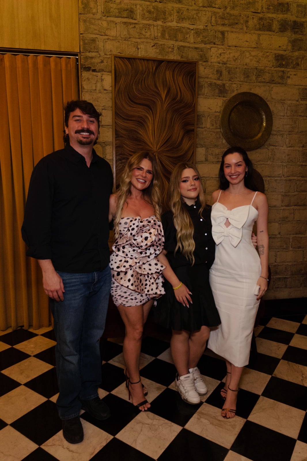 A grandiosa festa de 15 anos de Julia Bittencourt estampa capa da Magazine Ilustre