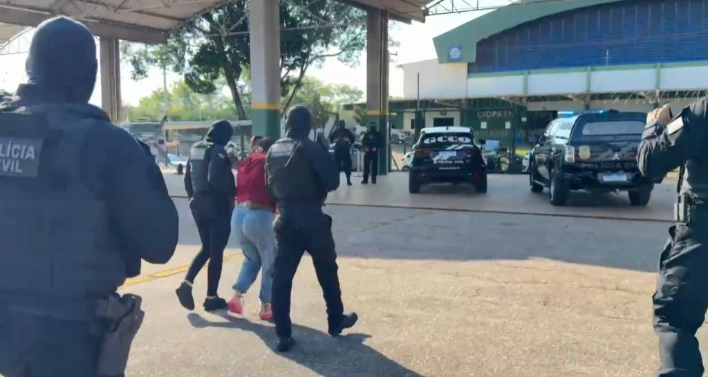 COMBATE AO CRIME - Polícia Civil transfere faccionada presa na Bolívia para Mato Grosso