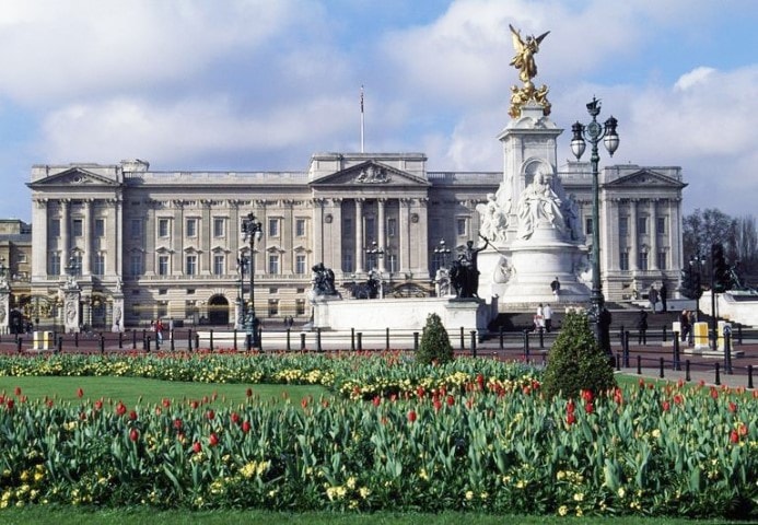 Raras imagens que mostram como era a vida da rainha Elizabeth II no Palácio de Buckingham