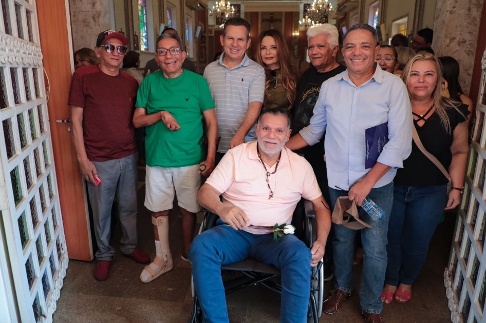 Virginia e Mauro Mendes participam de missa em celebração pela saúde do colunista social Tamires