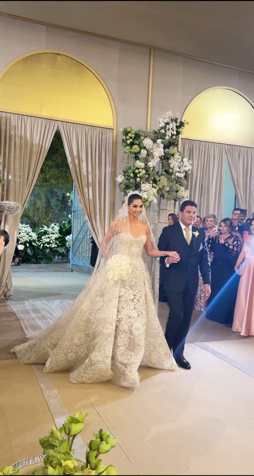 Casamento de Ana Gabrielle Becker e Felipe Pitz foi marcado com shows nacionais, decoração glamurosa e convidados ilustres