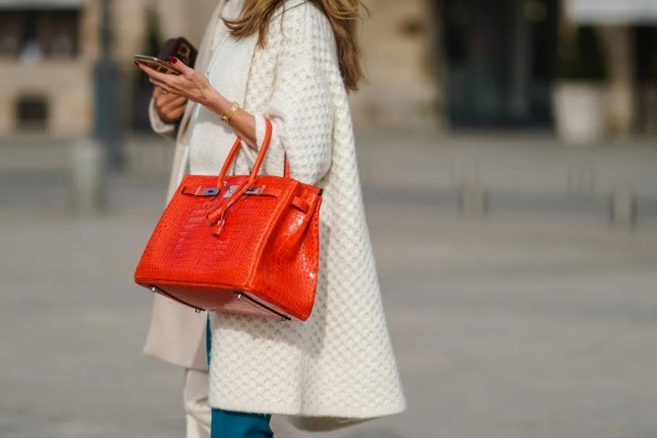Chineses expõem a possível realidade por trás das bolsas de luxo
