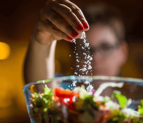 Menos sal na cozinha: temperos naturais ajudam na reeducação alimentar