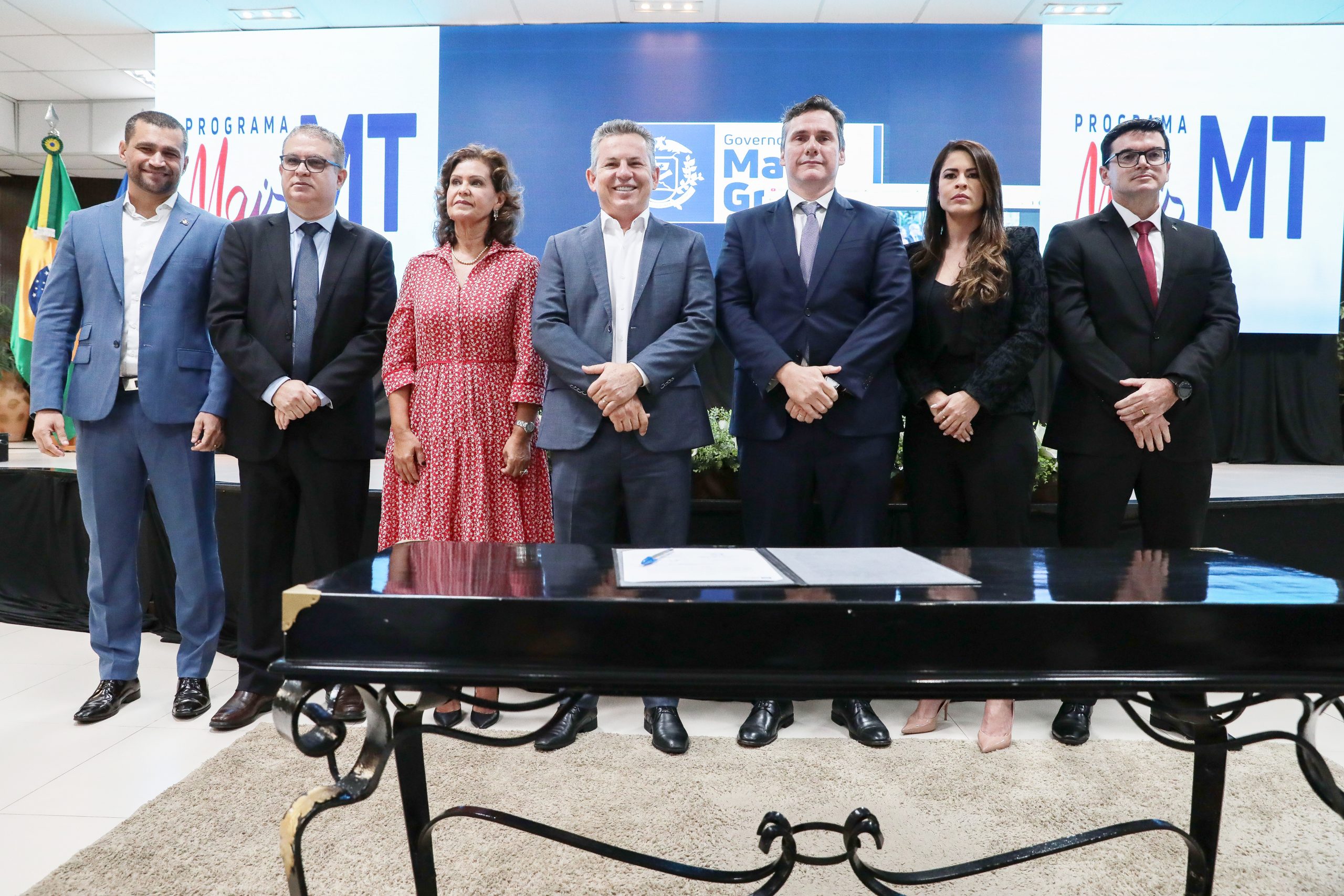 No Palácio Paiaguás, Mauro Mendes dá posse a seis novos secretários de Estado