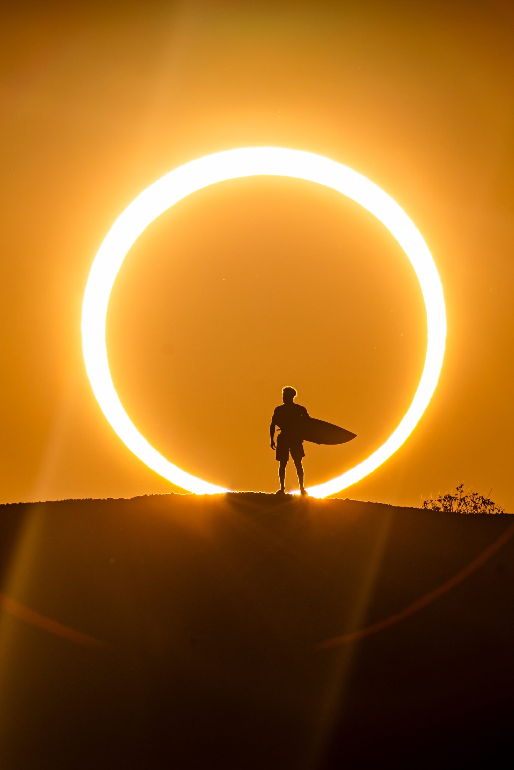 Surfista Ítalo Ferreira protagoniza foto inédita durante eclipse do Sol