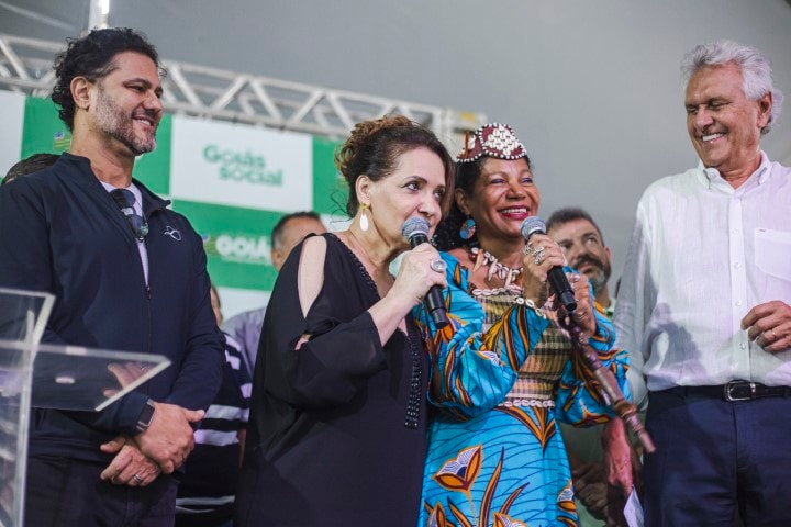 A rainha Diambi Kabatusuila em Goiás