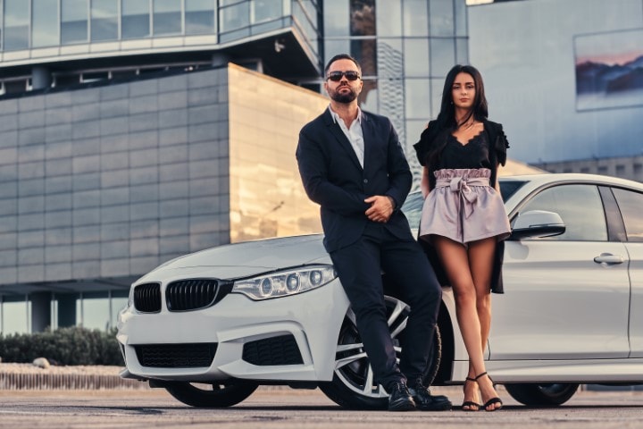 Jovens que têm como primeiro veículo um carro de luxo tendem a evoluir menos financeiramente, aponta levantamento do CPAH com base em estudo internacional sobre motivações de consumo de luxo