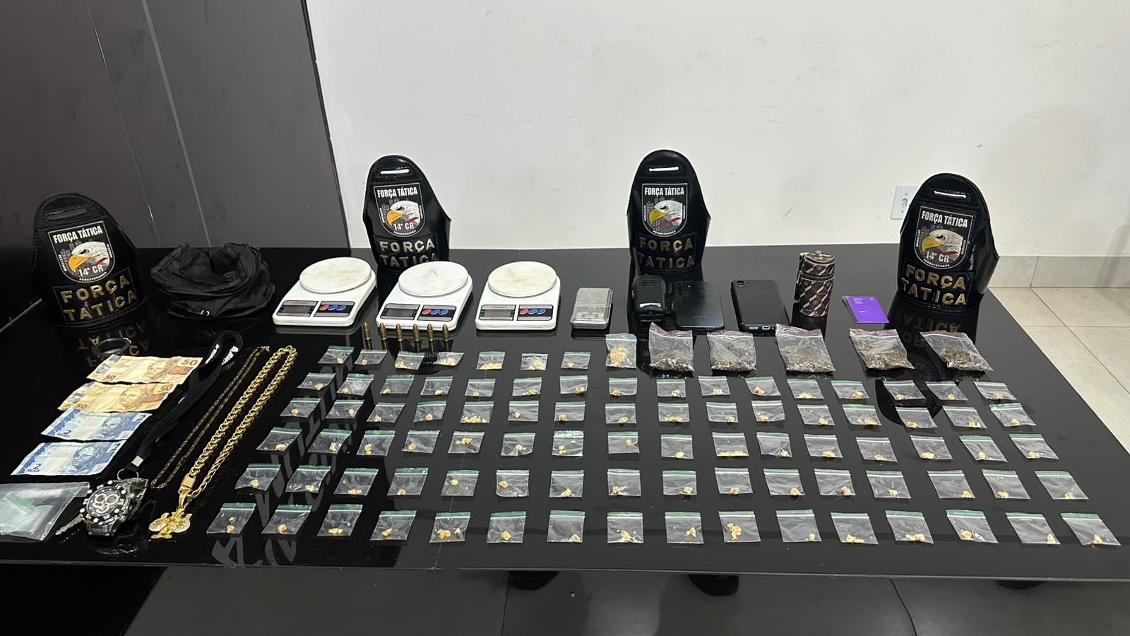 Força Tática prende casal suspeito de tráfico e apreende 93 porções de drogas em Nova Mutum